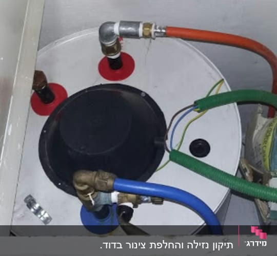 תיקון בוילר. החלק העליון תוקן אחרי  נזילה והחלק התחתון כלל  תיקון צינורית המחוברת לפלסטיק ולהחמתה .